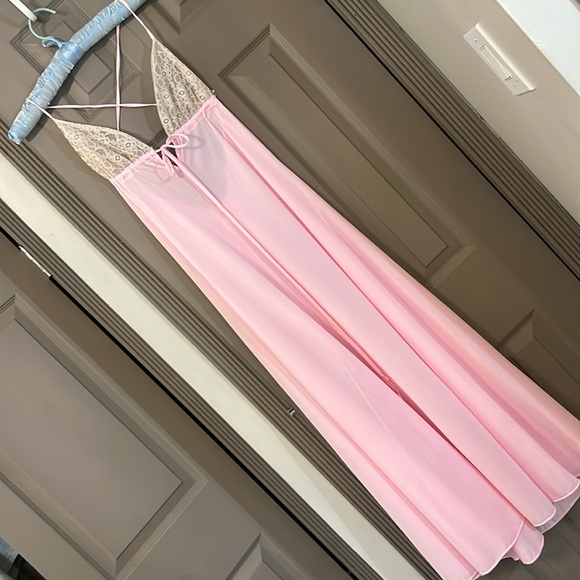 Vintage lace top nightie.  Size Medium in vintage sizing - Picture 8 of 9